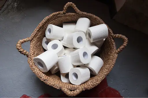 papiery toaletowe w koszu wiklinowym