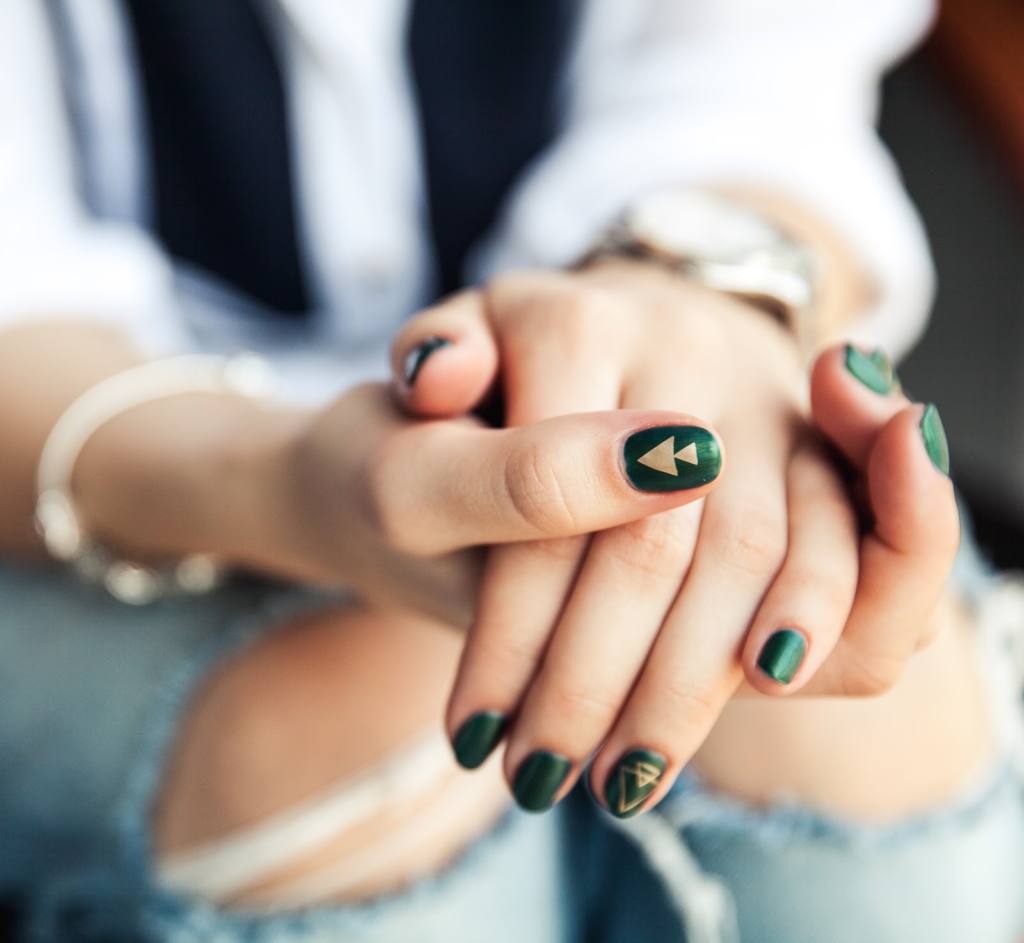 modne paznokcie w kolorze butelkowej zieleni