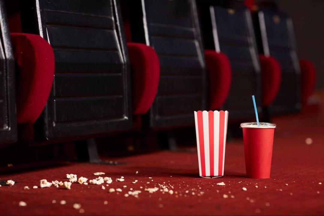 rozsypany popcorn, sala kinowa