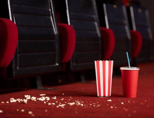 rozsypany popcorn, sala kinowa