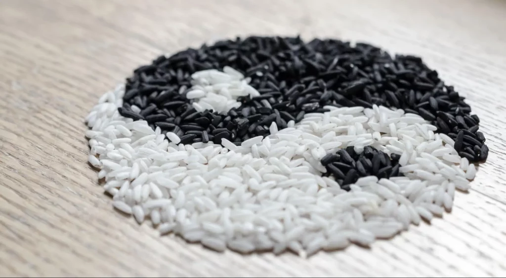 Symbol yin-yang usypany z ryżu