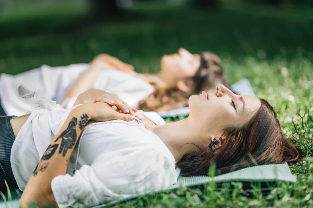 mindfulness, kobiety medytują w ogrodzie