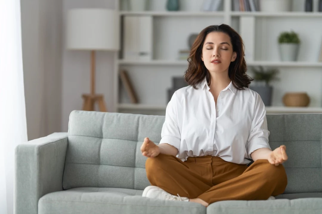 mindfulness, kobieta praktykuje medytację