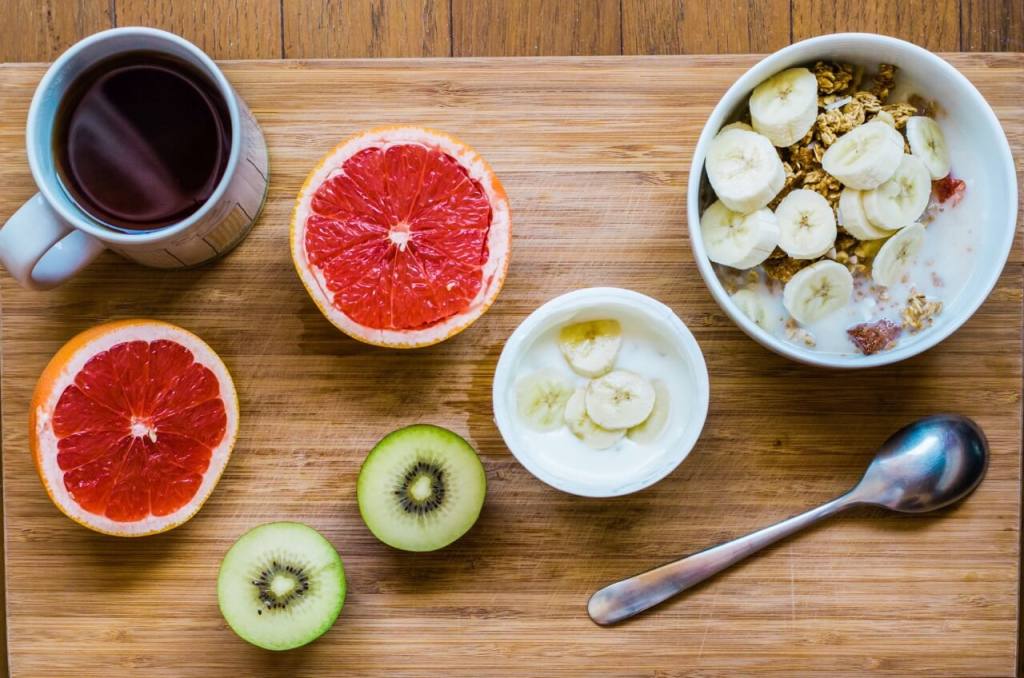 zdrowe owoce i płatki na śniadanie