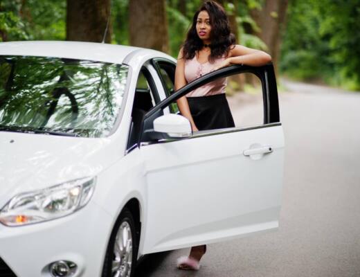 Białe auto dla kobiety