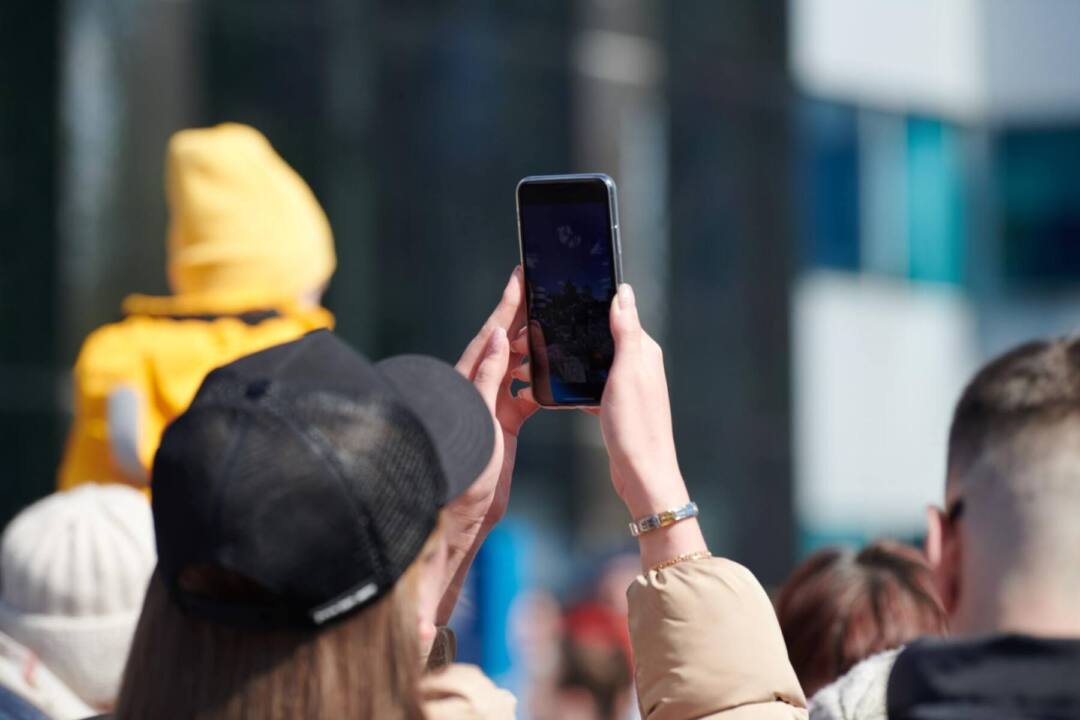 Korzystanie z telefonu komórkowego wśród ludzi.