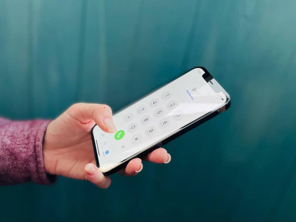 Osoba wpisująca numer telefonu komórkowego.