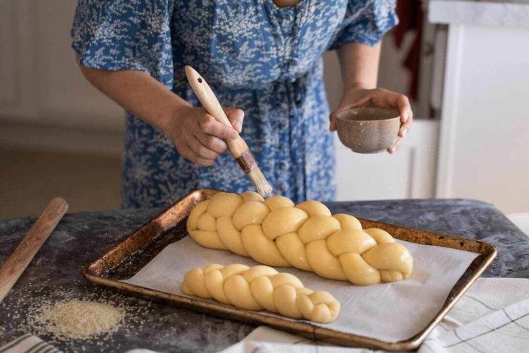 Domowa chałka drożdżowa.